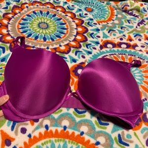 Victoria’s Secret bombshell plunge 34DD